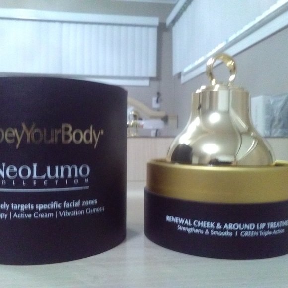 NEOLUMO RENEWAL CHEEK & AROUND LIP TREATMENT-GREEN TRIPLE ACTION-1.7 oz/50ml-NEW - Picture 4 of 5